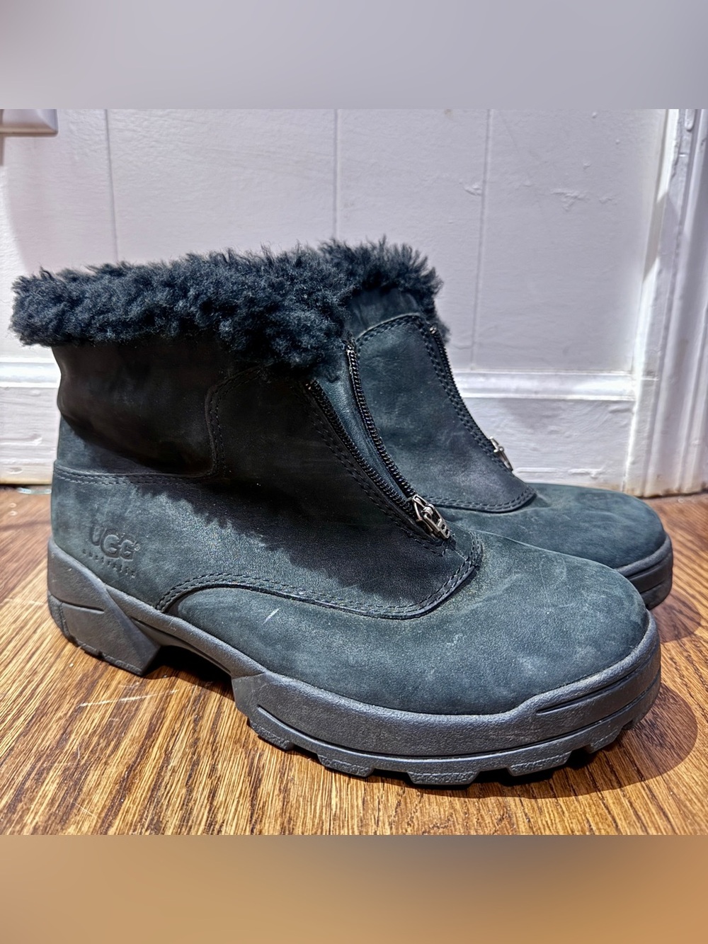 UGG AUSTRALIA WOMENS WINTER ANKLE BLACK LEATHER
FRONT ZIPPER BOOTS